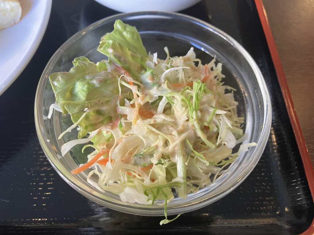 ランチセットに付くドレッシングのかかったサラダ
