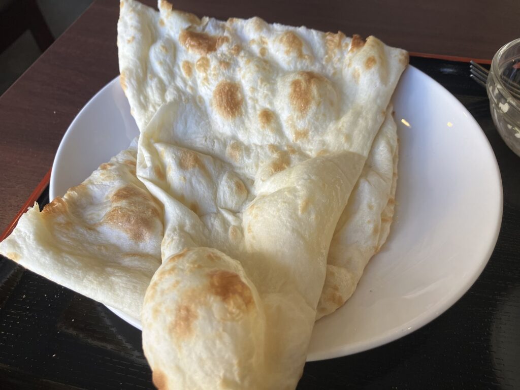 おかわりで出てきたチーズの入っていないプレーンナン