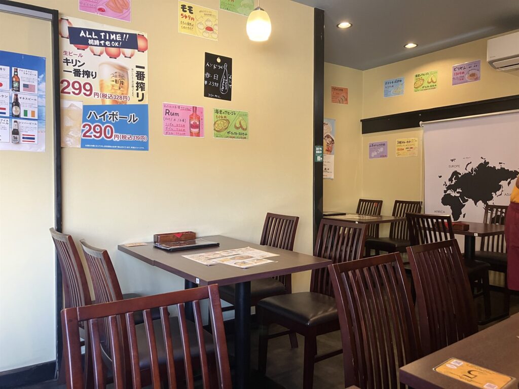 テーブル席が並ぶ店内