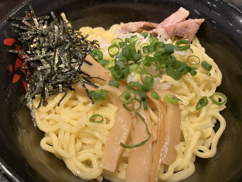 刻み海苔とメンマ、ねぎがのった油そば