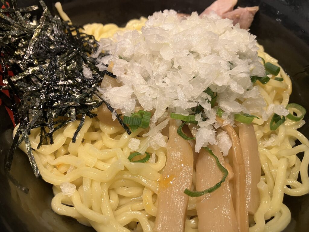 刻み玉ねぎをたっぷりのせた油そば