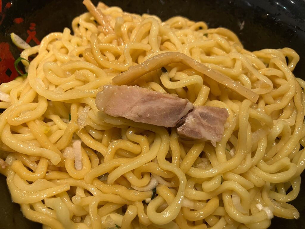 よく混ぜてタレが絡んだ油そばの太麺とチャーシュー