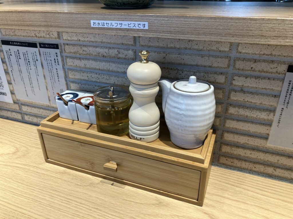りんご酢やぶどう山椒オイルなどが並ぶ卓上の調味料