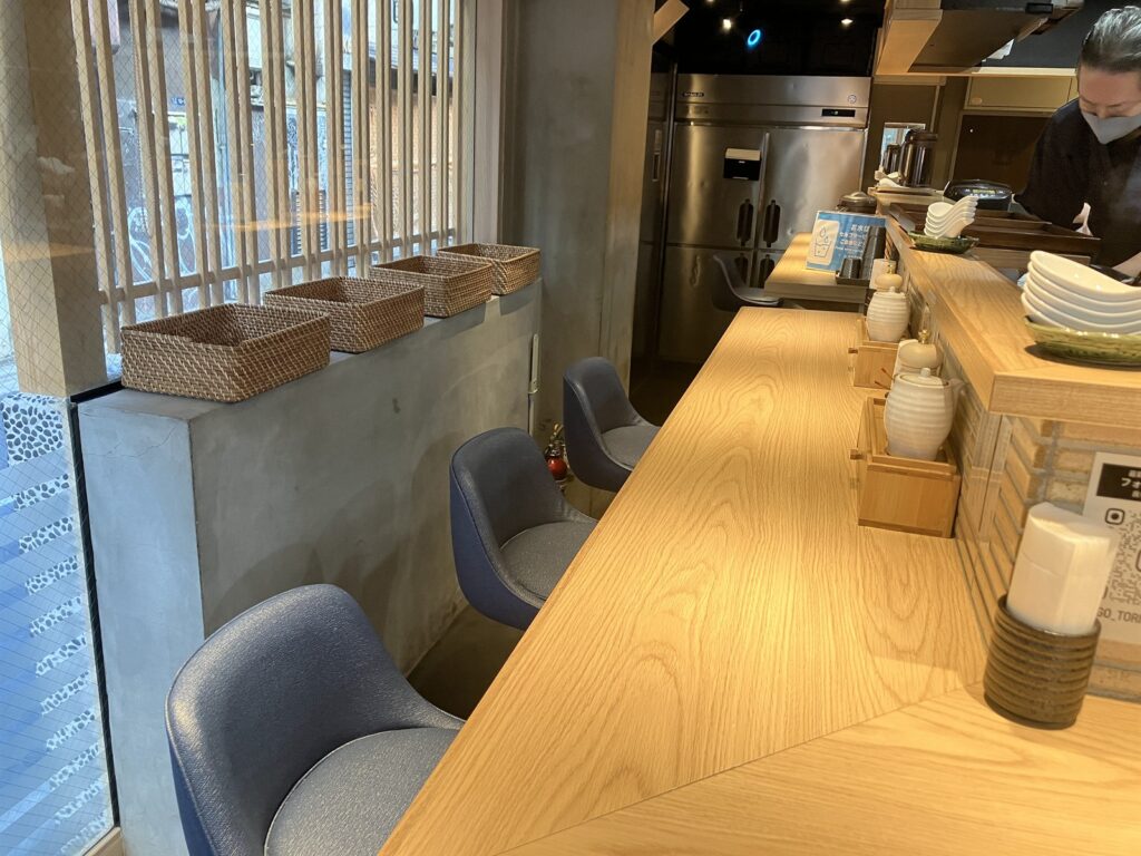 木目調を基調とした内装とカウンター席