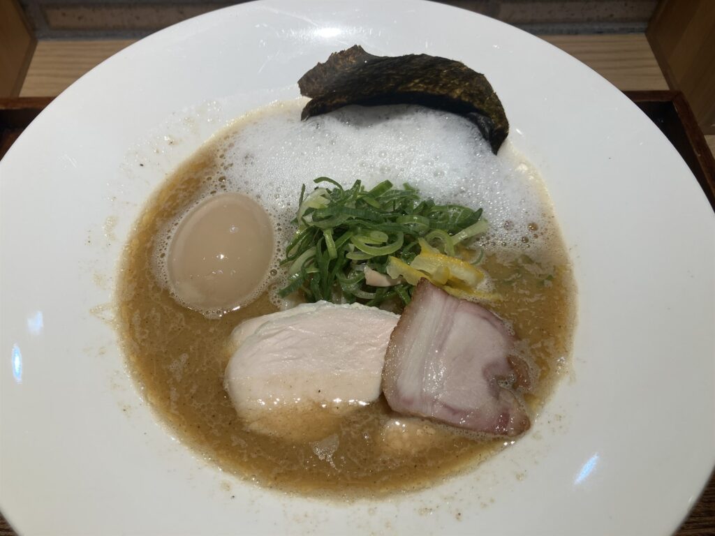 ねぎや味玉、チャーシューが丁寧に盛り付けられた白のとりこ味玉