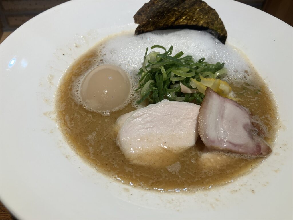 スープの表面に浮かぶ白い泡