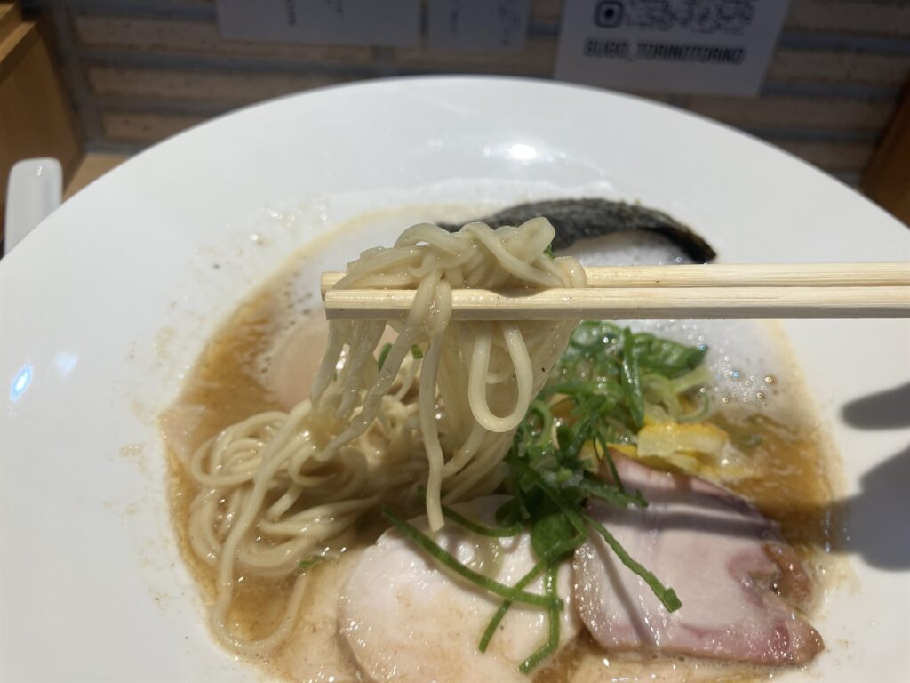 箸で持ち上げた細めの麺