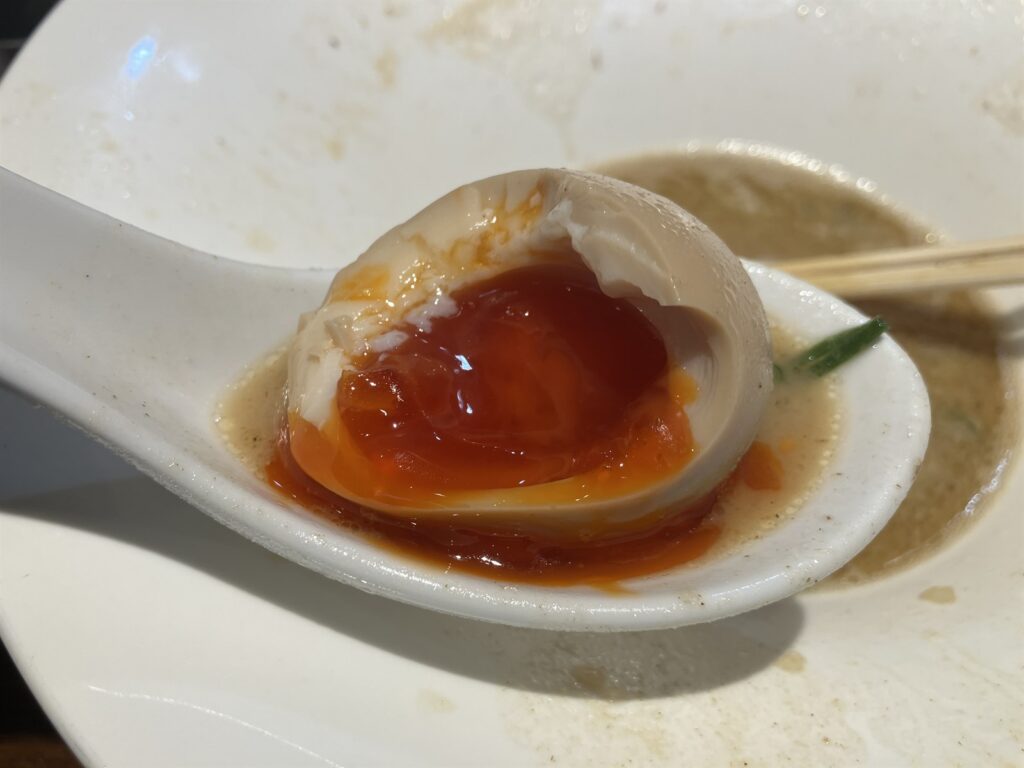 とろとろの黄身があふれる半熟の味玉