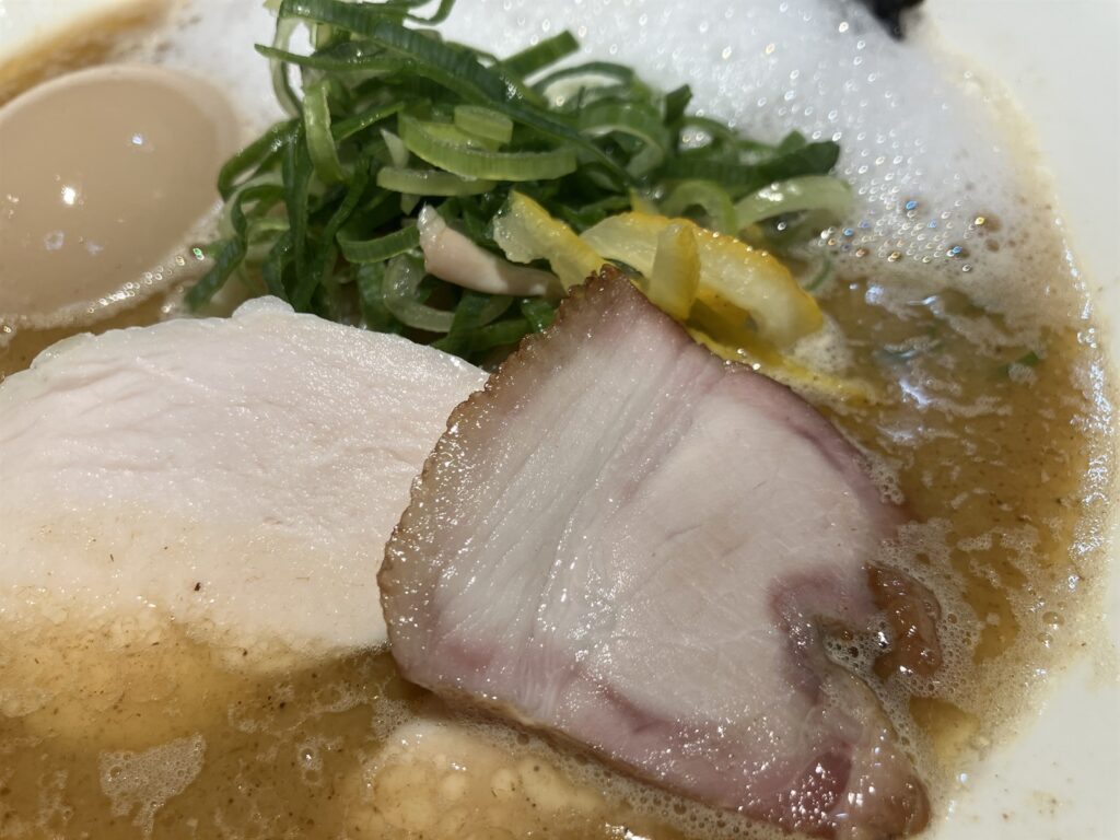 鶏と豚の2種類のチャーシュー