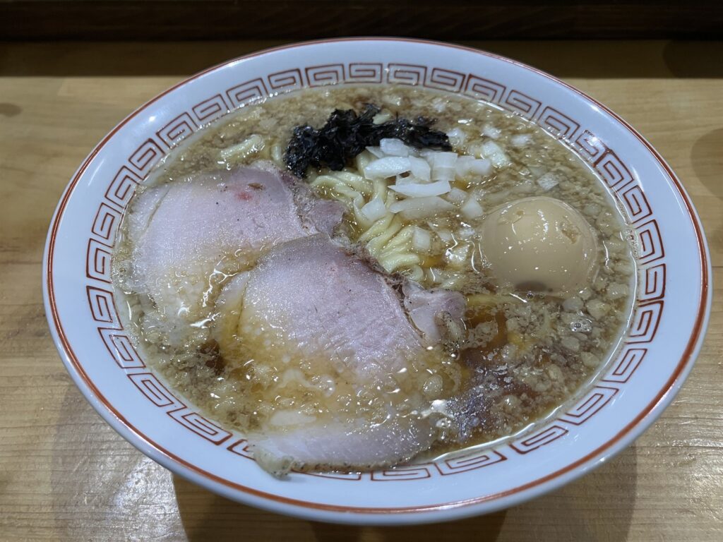 チャーシュー・玉ねぎ・味玉・岩のりがのった背脂煮干
