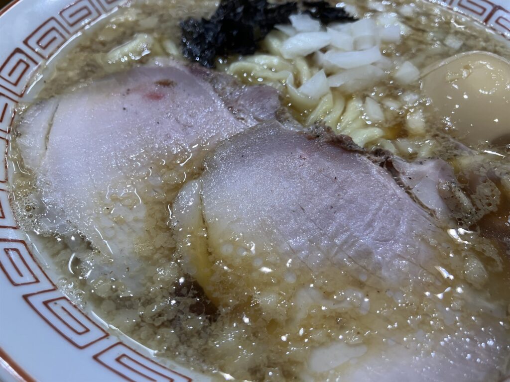 スープの表面にたっぷりと浮いた背脂とチャーシュー