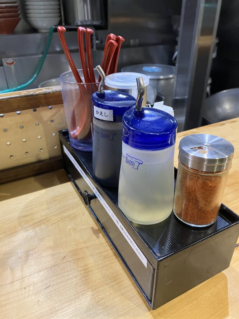 カウンターに置かれたかえしや一味などのトッピング