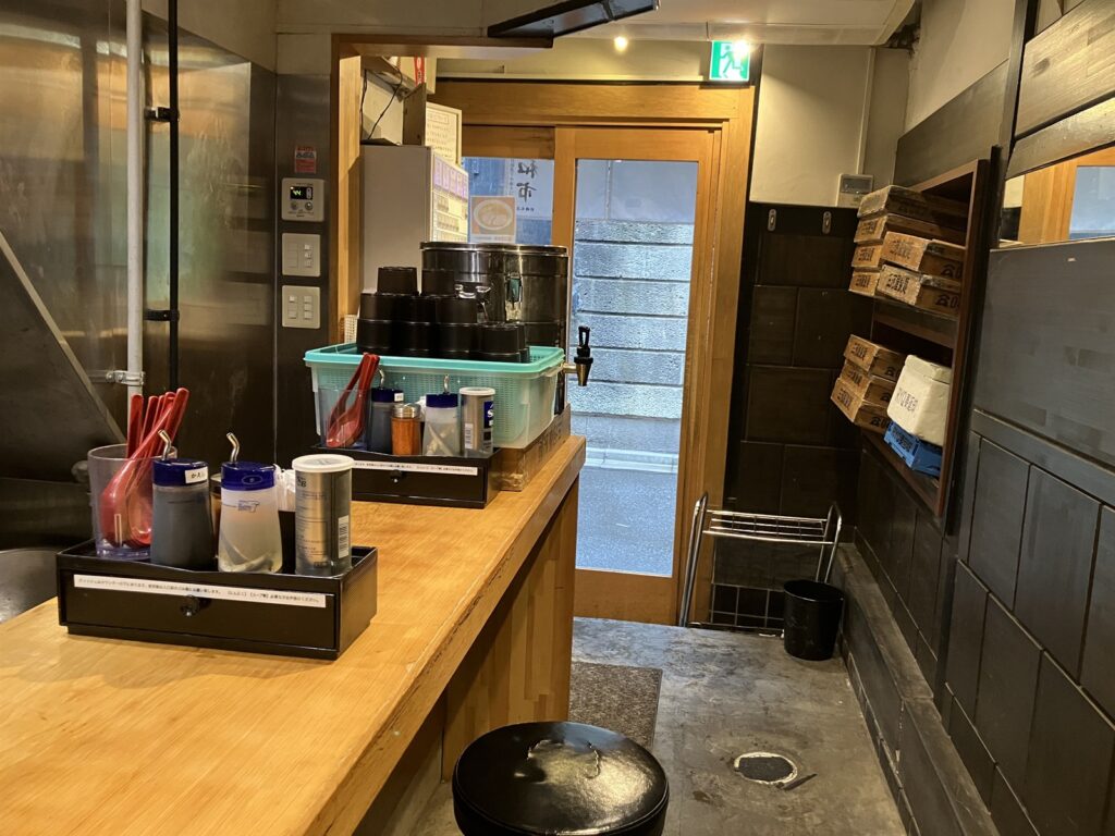 奥に長いカウンターが並ぶお店の内観