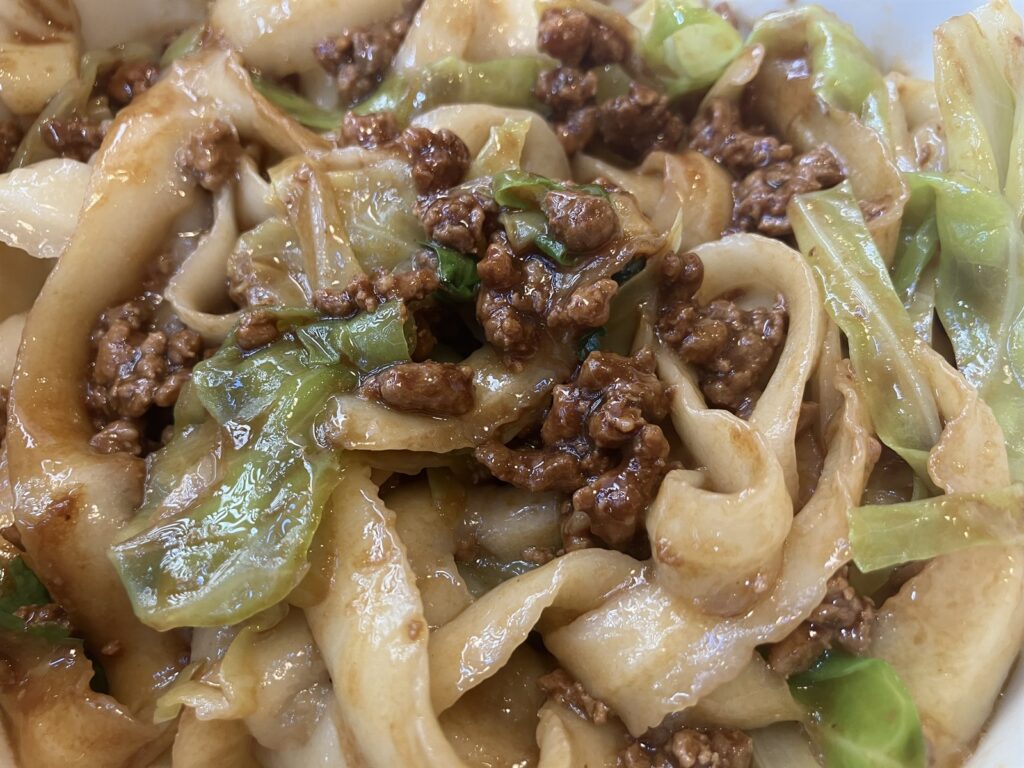 厚みや長さが不揃いな刀削麺