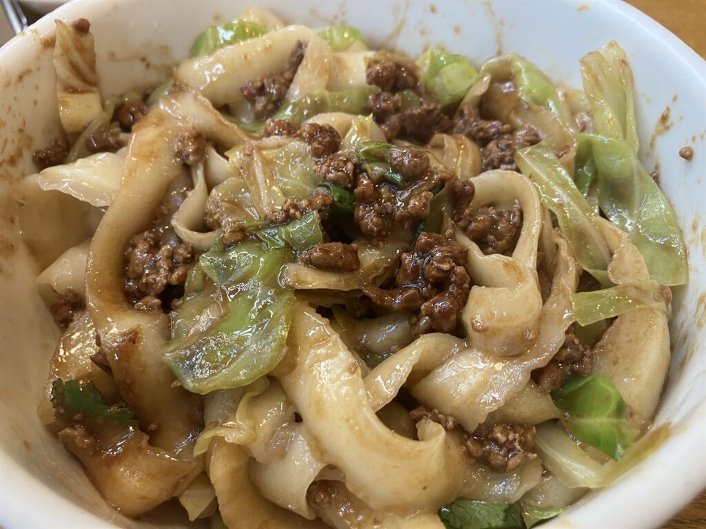 よく混ぜて肉味噌が刀削麺に絡んだ状態