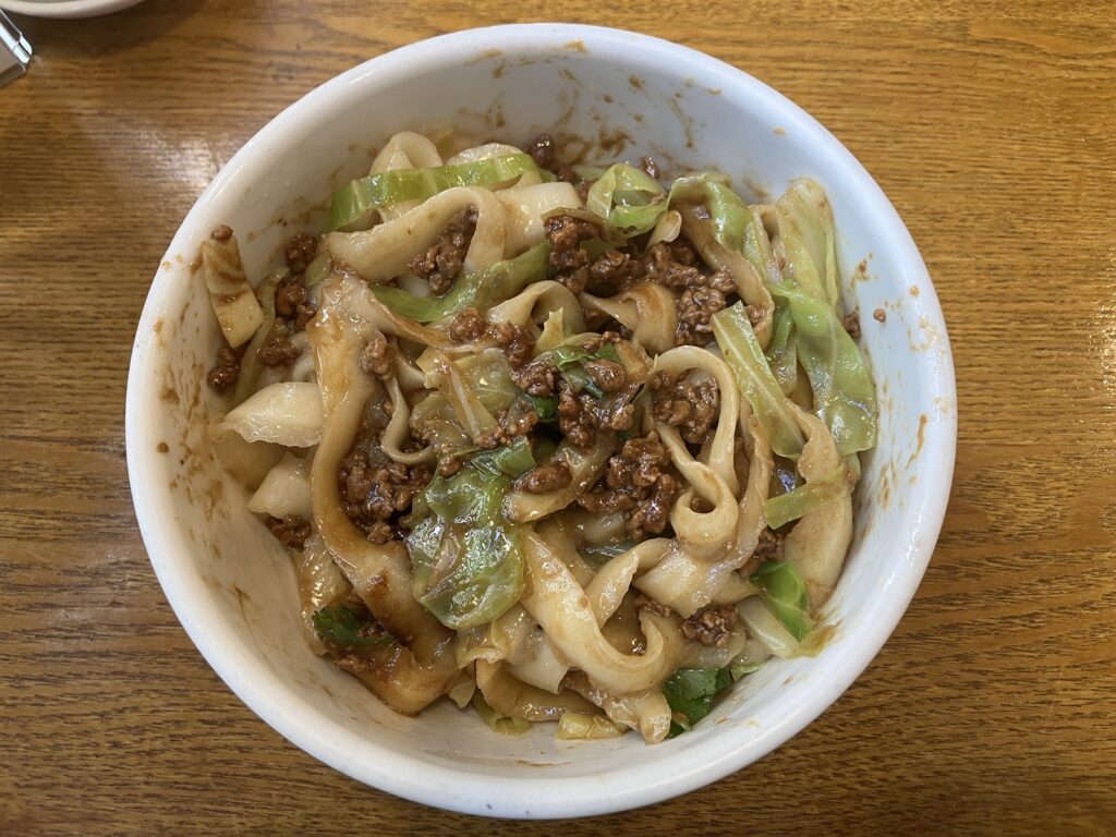 肉味噌とキャベツが全体に混ざった炸醤刀削麺