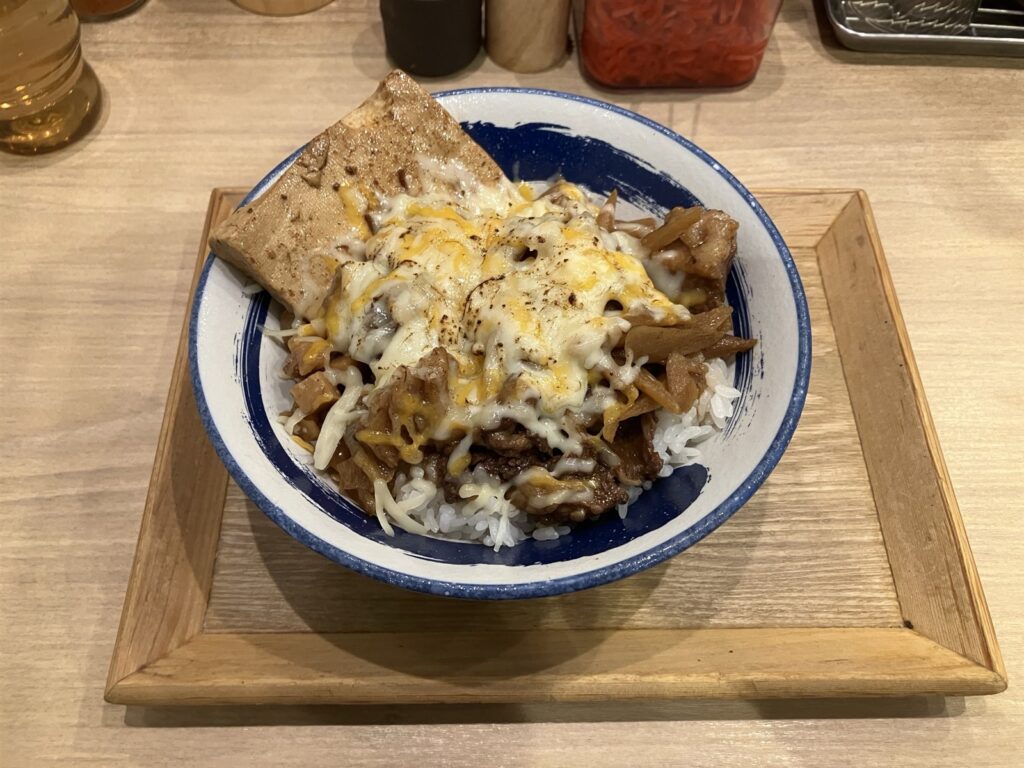木のお盆にのった肉めし(炙りチーズ)