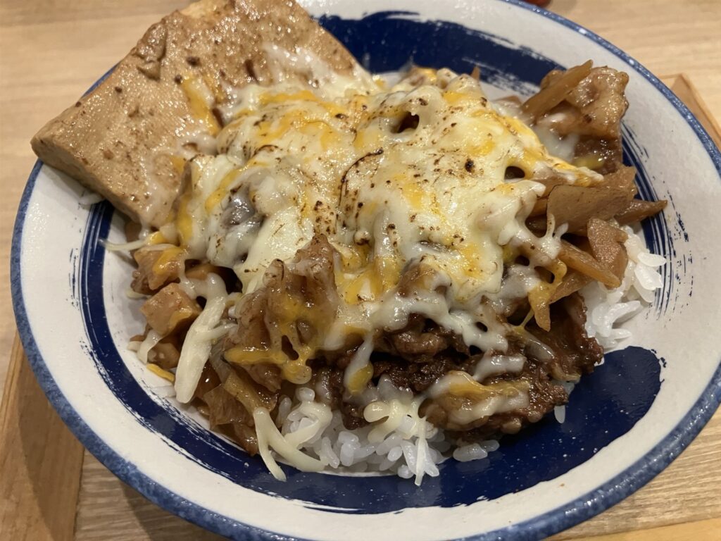炙りチーズをのせた肉めし