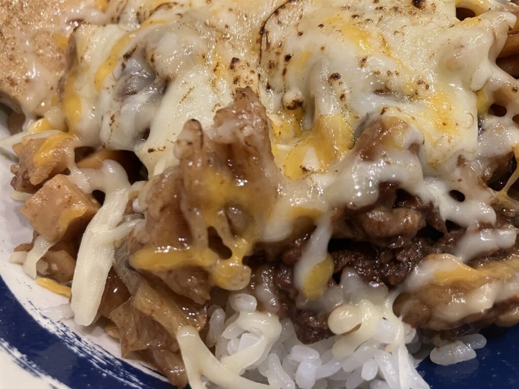 甘辛く煮込んだ牛肉とチーズ